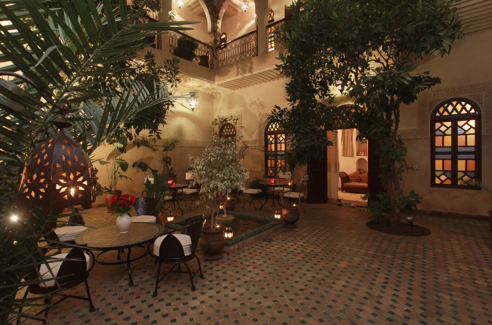 Vue large du patio planté du Riad Massiba