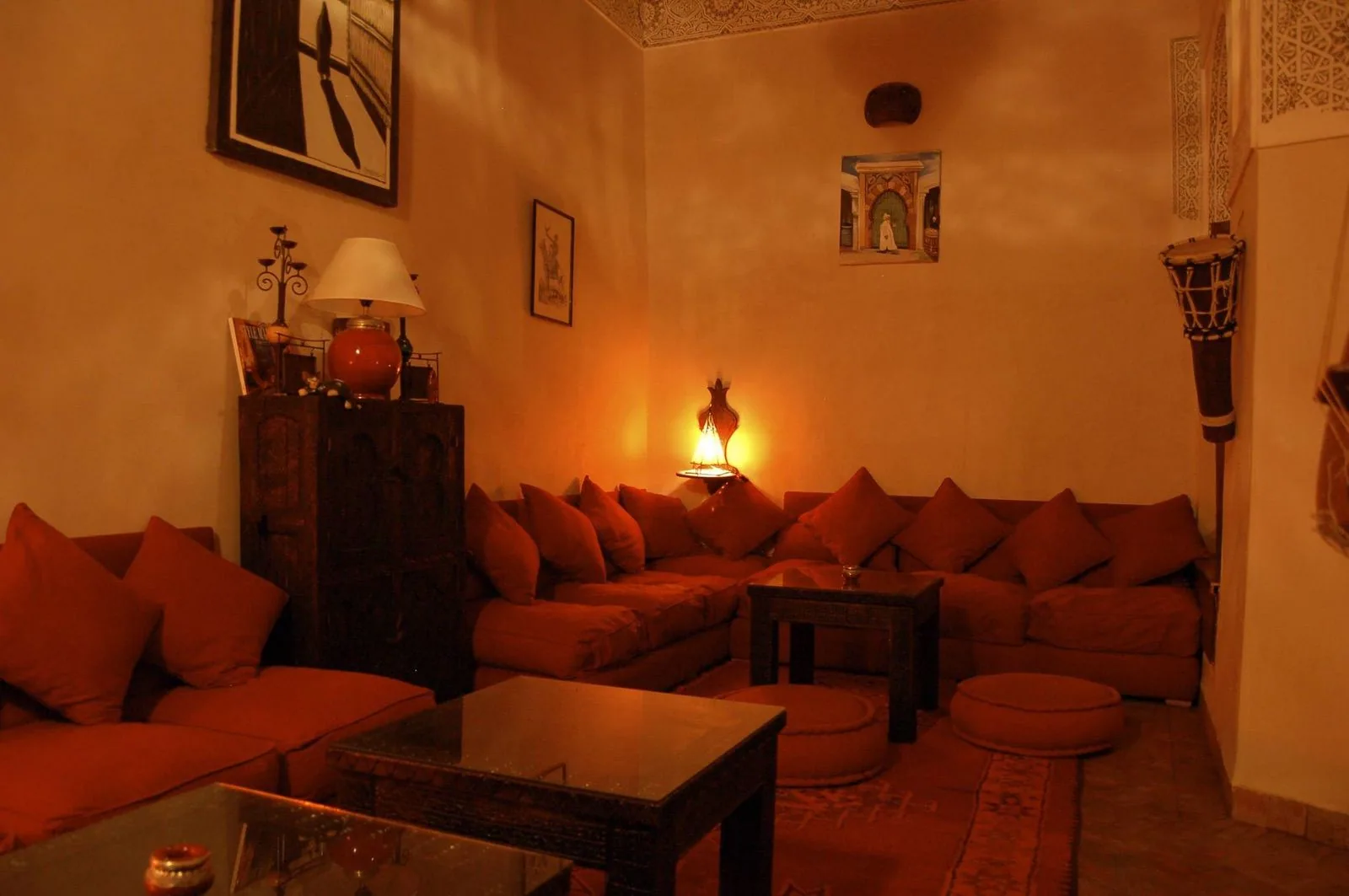 Le salon rouge ouvert sur le patio du Riad Massiba