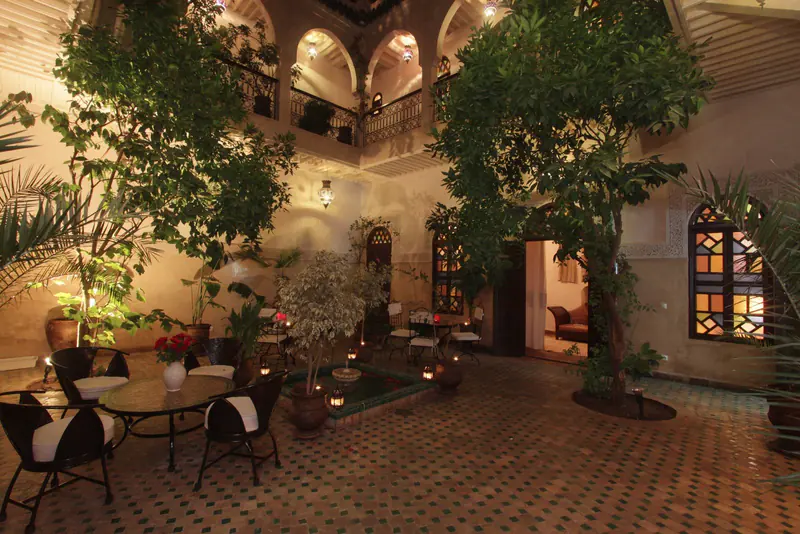 Le patio du Riad Massiba éclairé par les lanternes