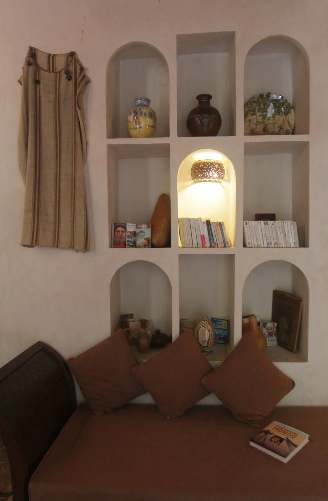 La banquette et les niches murales de la chambre Cannelle