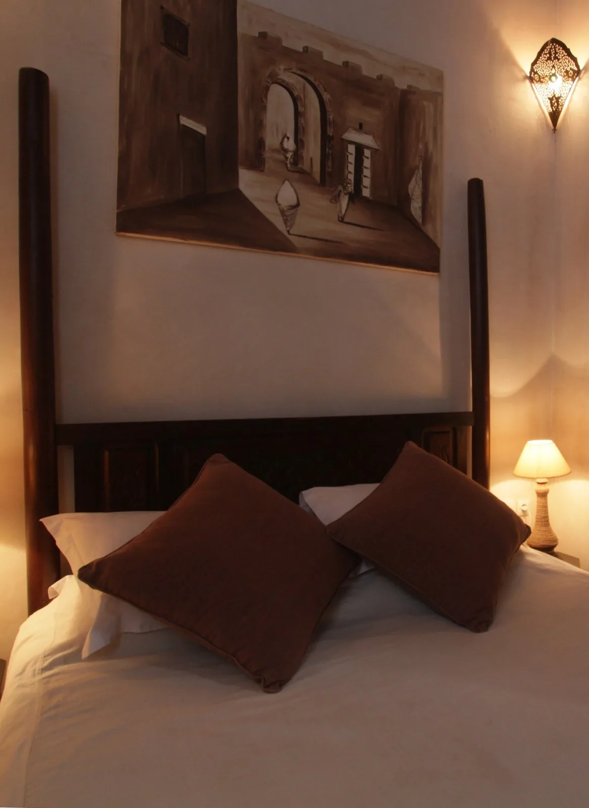 Le lit à baldaquin de la chambre Cannelle