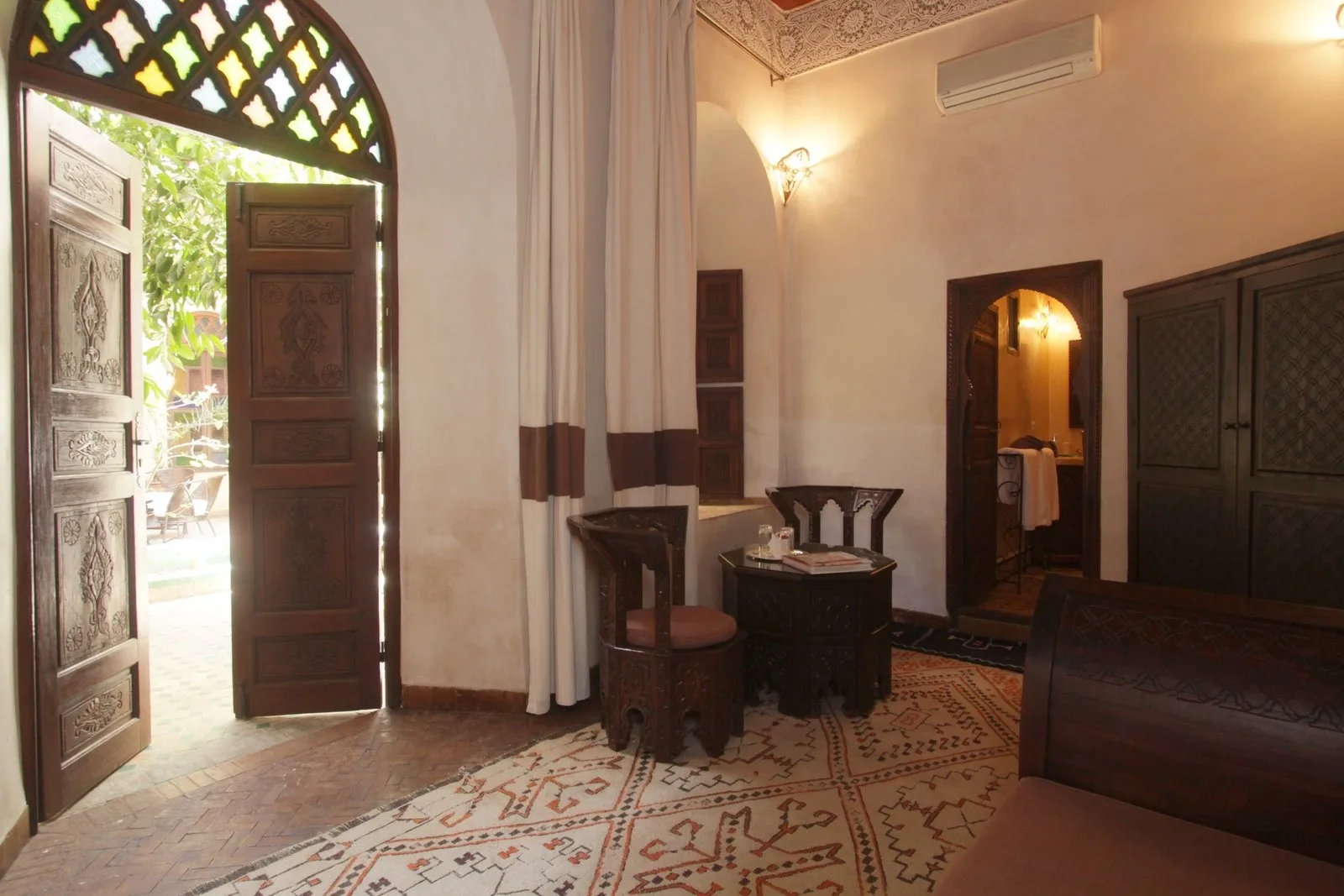 La chambre Cannelle ouverte directement sur le patio