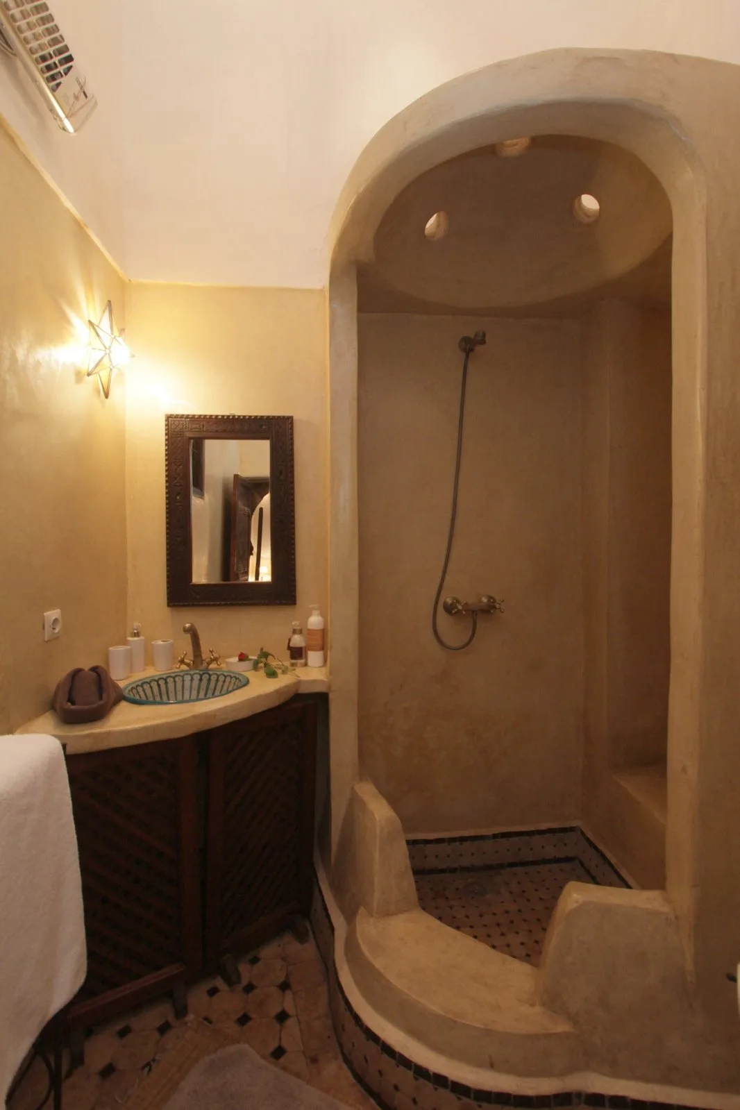 La douche en tadelakt de la chambre Cannelle