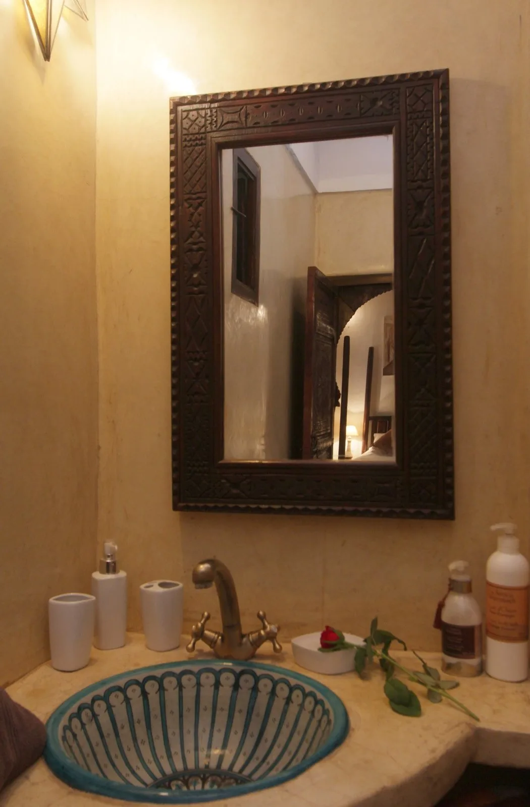 Le lavabo peint de la salle de bain Cannelle