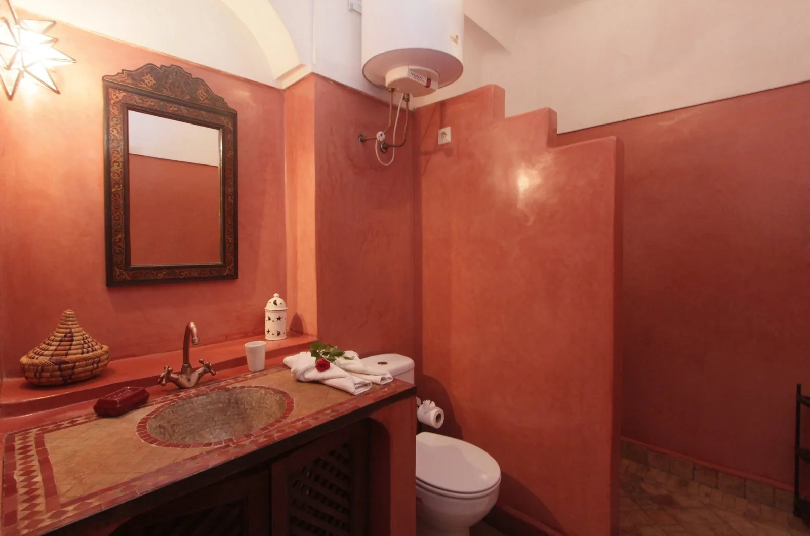Le lavabo de la salle de bain Mauve