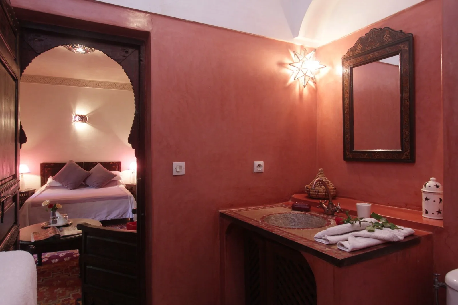 La salle de bain en tadelakt de la chambre Mauve