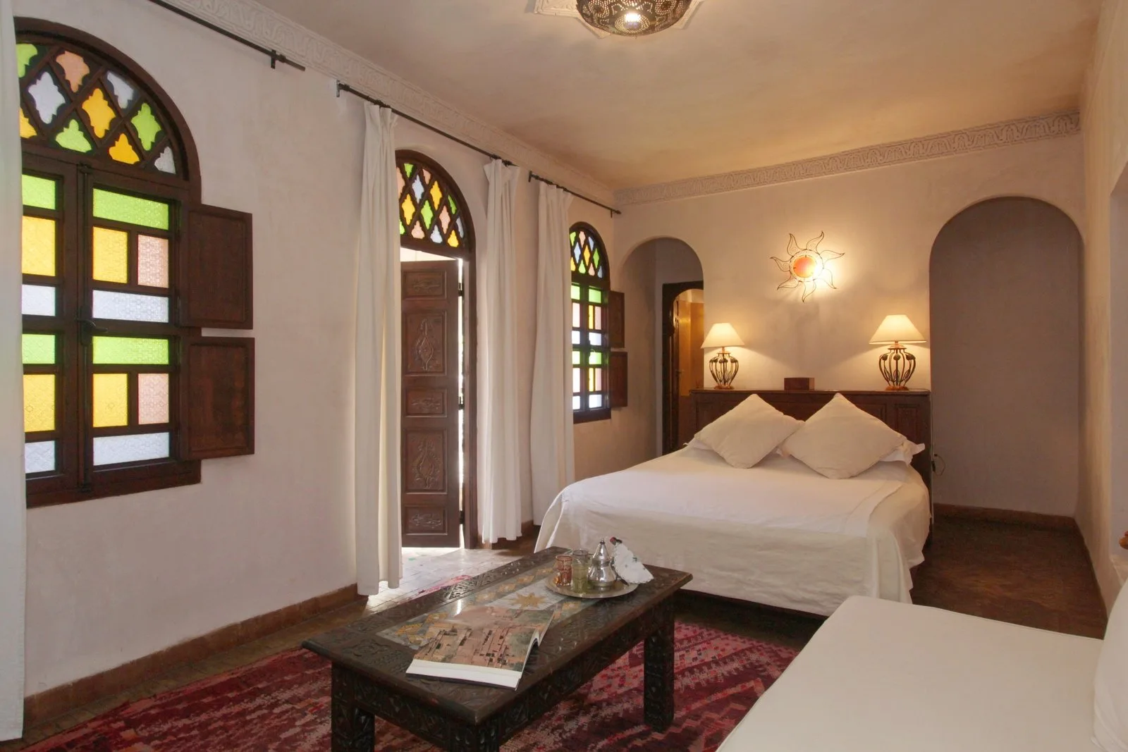 La chambre principale de la suite Sable vue depuis les fenêtres