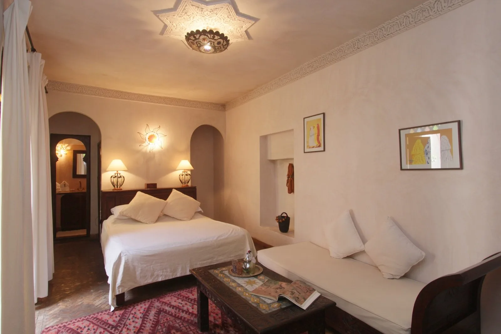 La chambre principale de la suite Sable et son coin salon