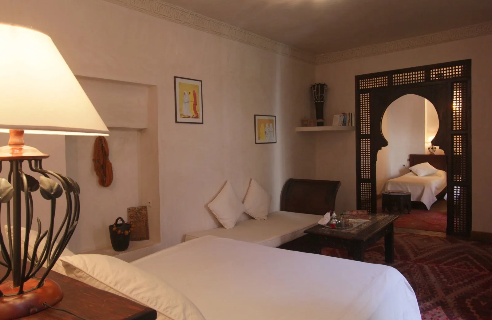 Le salon reliant les deux espaces de la suite Sable