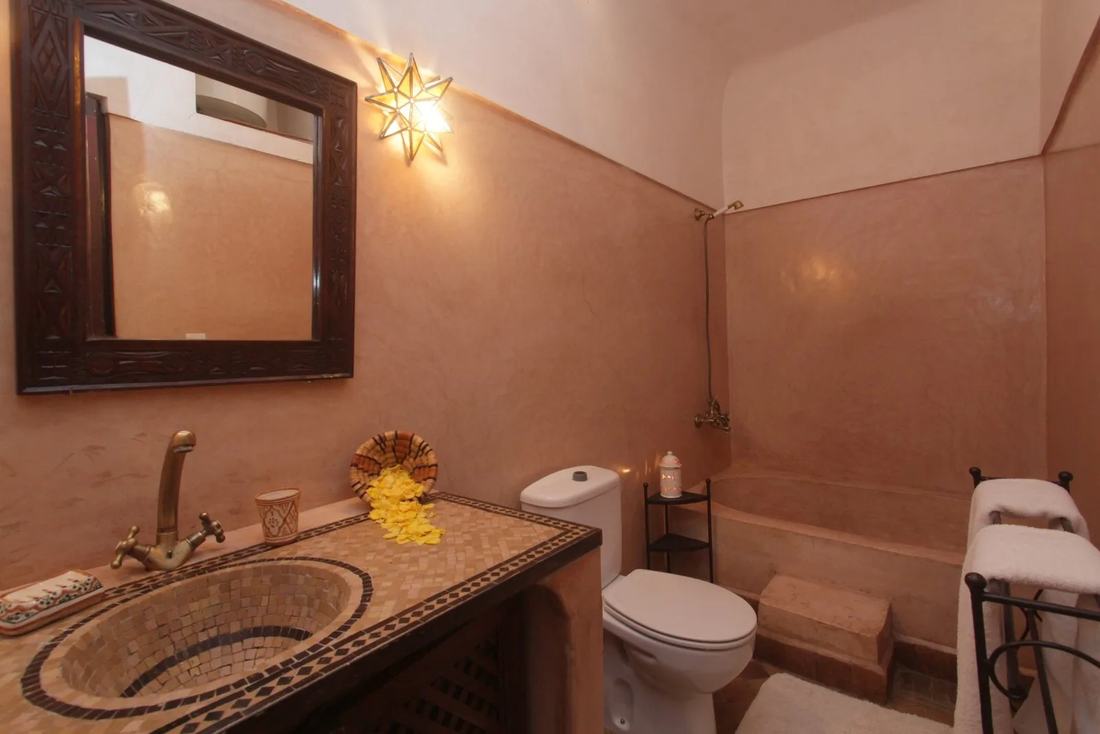 La salle de bain en tadelakt de la suite Sable