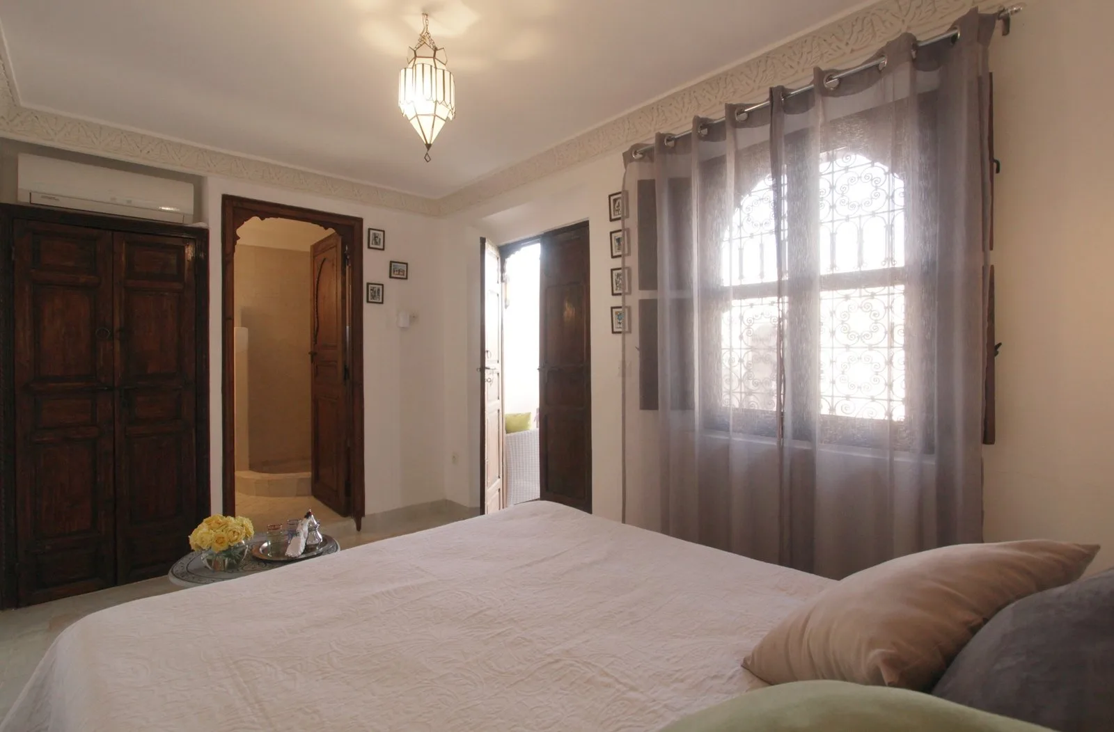 Le lit de la chambre Terrasse vu depuis son entrée