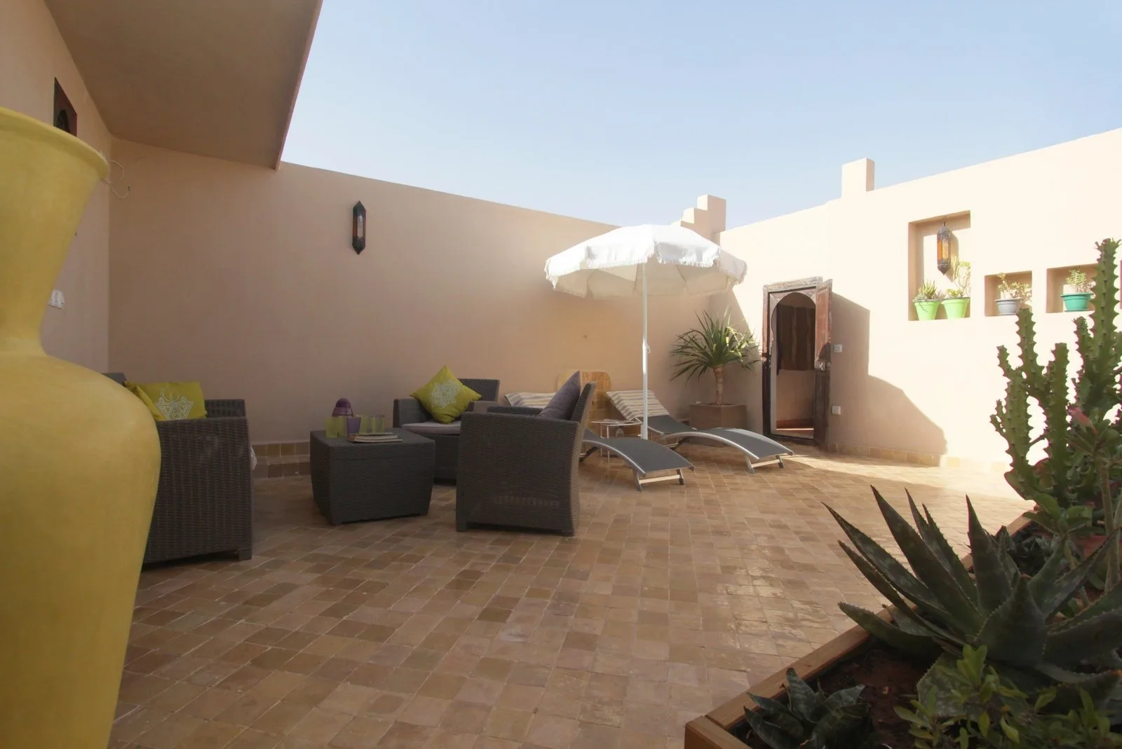 Vue d’ensemble de la terrasse privée et de ses transats