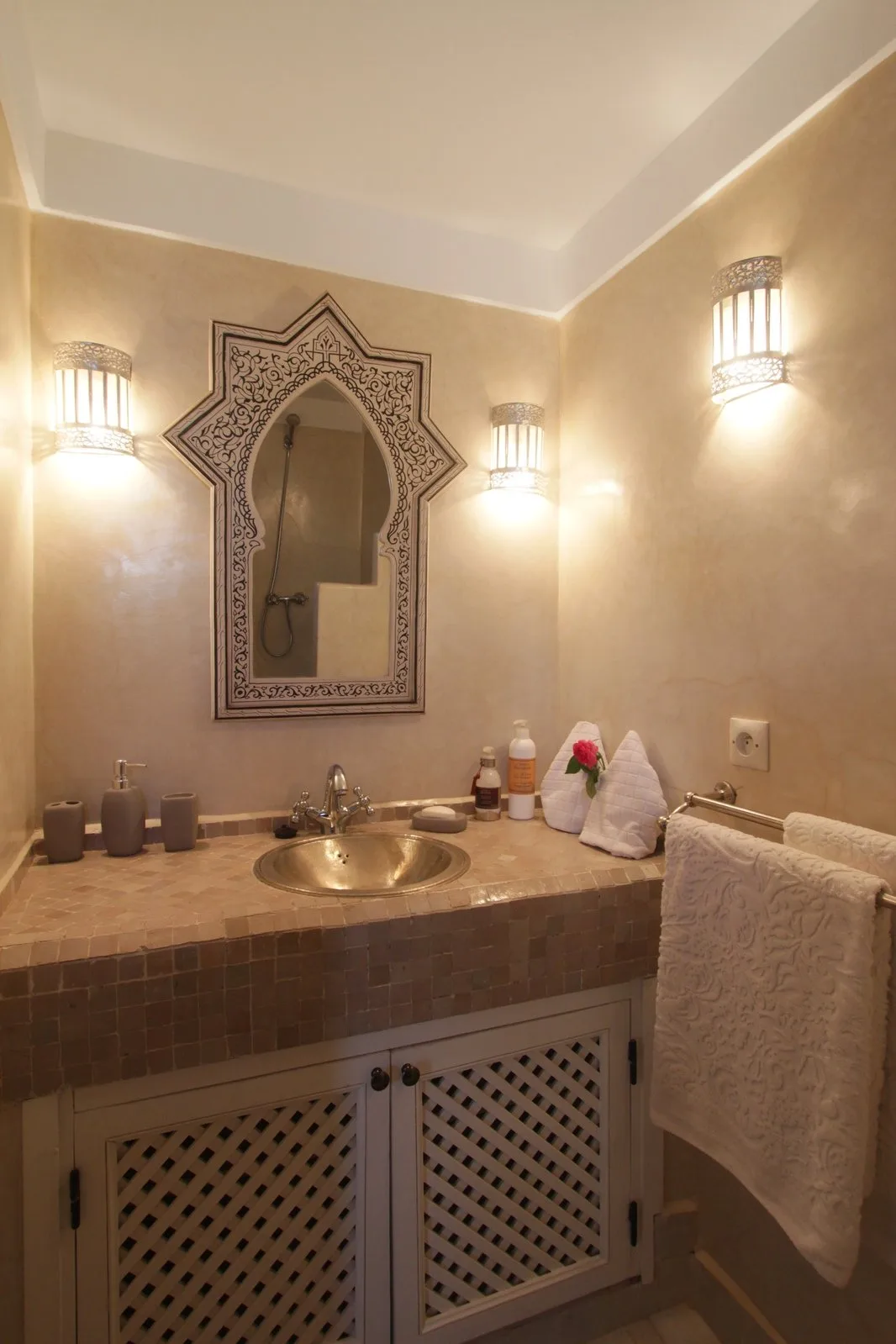 Le lavabo de la salle de bain de la chambre Terrasse